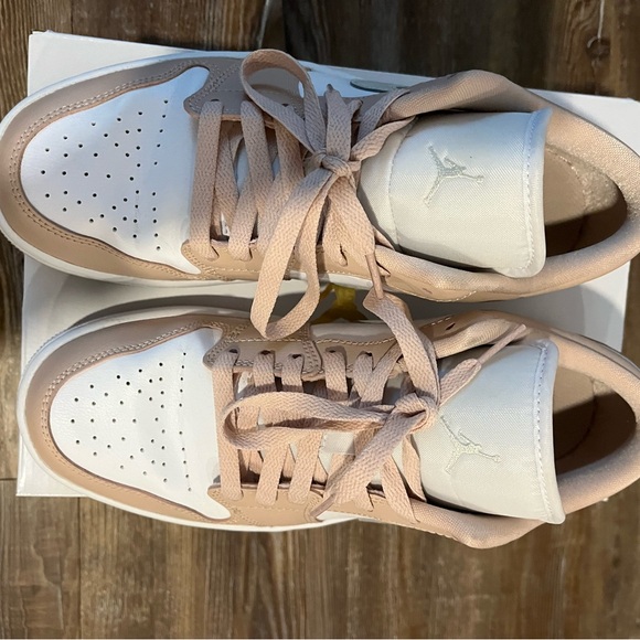 Women’s Jordan 1 - Picture 3 of 6